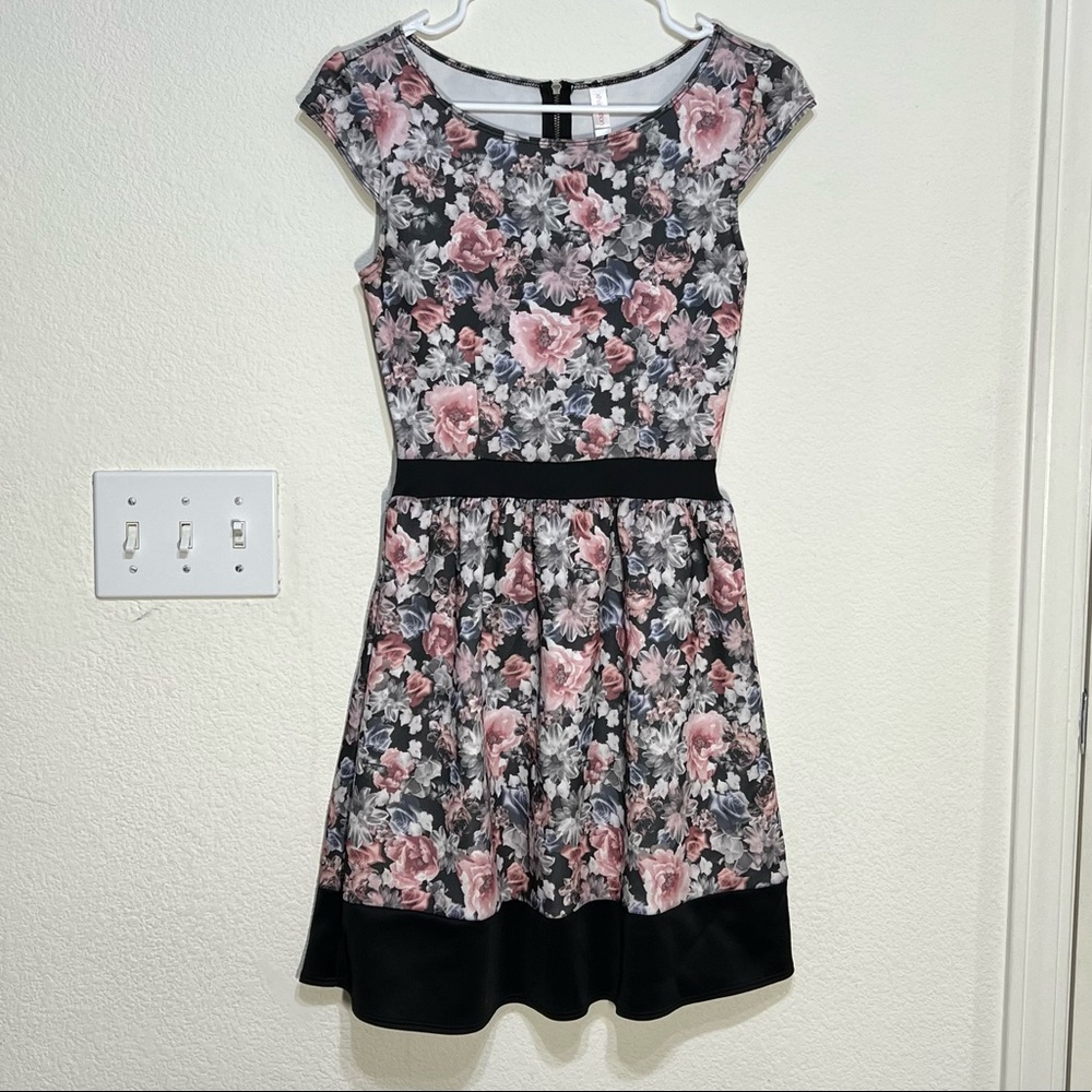 XHILARATION | Floral dress with black trim | Size XS Petite (Juniors)